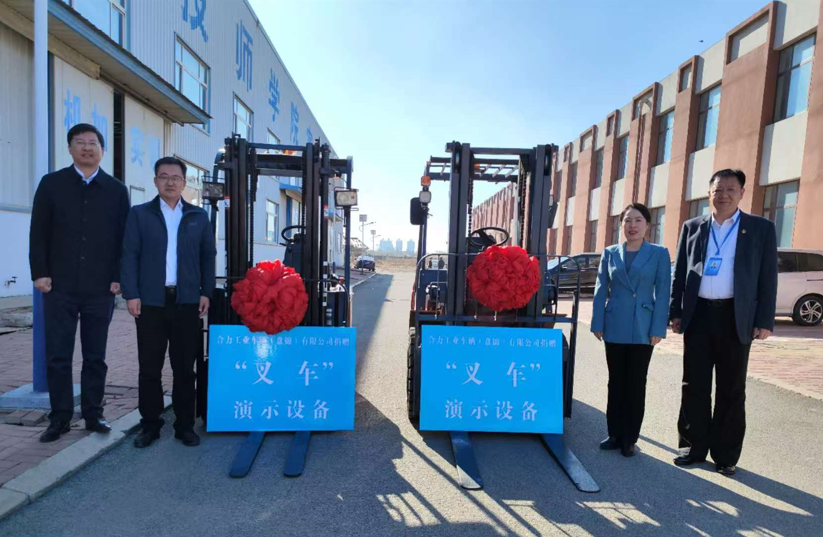 叉車(chē)捐贈(zèng)交接_副本.jpg 叉車(chē)捐贈(zèng)交接_副本.jpg