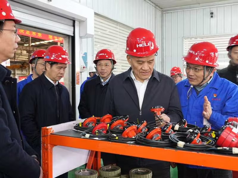 衡陽市委書記劉越高調(diào)研防爆部件裝配間.jpg